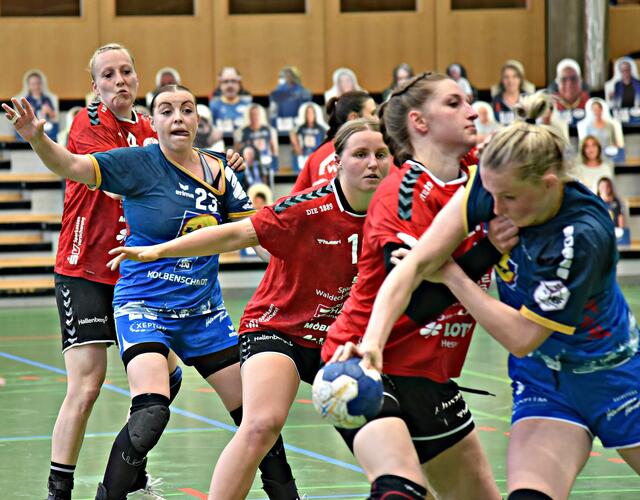 Jill Kooij (23/NSU) fordert den Ball von Lynn Knippenborg, die von Marieke Blase (Vipern) "festgemacht" wird...
Hinter Jill Kooij (23) Sabine Heusdens, die mit "Trikotbremse" arbeitet...
FotoArchiv Merkel+Merkel