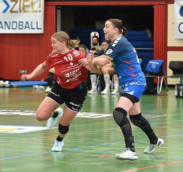 Maxi Mühlner (10), die erstaunlicher Weise mehr Einsatzzeit am Kreis erhielt als die frisch gebackene Nationalspielerin Annika Ingenpaß. Erzielte zwei Treffer. Hier gegen Kreisläuferin Jill Kooij (NSU).
FotoArchiv Merkel+Merkel