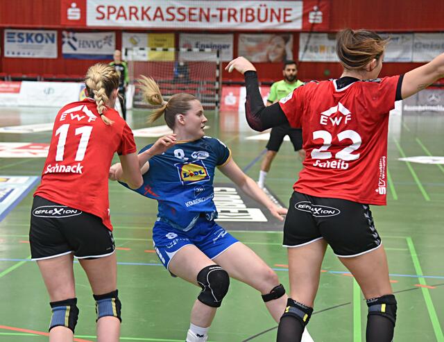 Chantal Wick (RL/NSU/8) wird von Kira Schnack (Bad Wildungen/11) unsanft gebremst. Rechts Jana Scheib (22/Bad Wildungen).
FotoArchiv Merkel+Merkel