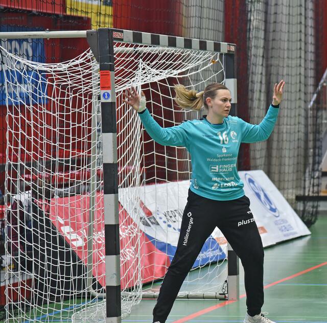 Lea Schüpbach, die Schweizer Nationaltorhüterin, die letzten Sommer von Paris 92 kam, löste in der ersten Halbzeit Manuela Brütsch ab. Musste in der zweiten Halbzeit 21 Gegentreffer hinnehmen. 5 Paraden.
FotoArchiv Merkel+Merkel