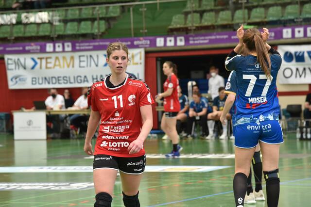 Rechtsaußen Kira Schnack von der HSG Bad Wildungen in der ersten Hälfte des Matches. Wechselte letzten Sommer von Blomberg-Lippe zur HSG Bad Wildungen. War sehr aktiv und nie ganz auszuschalten. 3 Feldtore und 2 verwandelte Siebenmeter.
FotoArchiv Merkel+Merkel