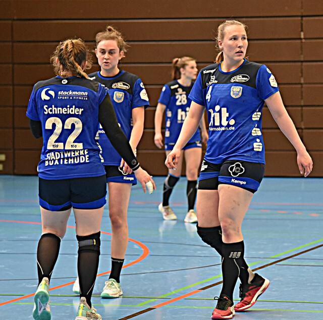 Die Buxte-Girls Lynn Schneider, Paula Prior und Johanna Heldmann (von links nach rechts) während einer Spielunterbrechung in der ersten Hälfte des Matches.
FotoArchiv Merkel+Merkel