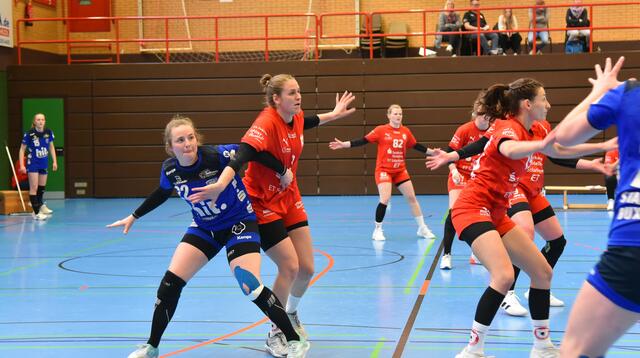 Sina Michels, die am Mittwochabend ihr Comeback feiern durfte und zusammen mit Sophia Sommerrock die rechte Seite beackerte, versucht Kreisläuferin Lynn Schneider (22) aus dem Spiel zu nehmen. 
FotoArchiv Merkel+Merkel