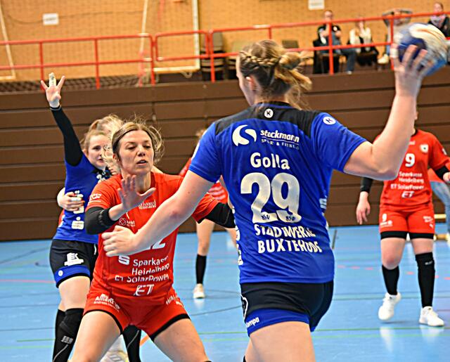 Saskia Fackel, die die Red Ladies nach der Saison verlassen wird (Flames/Bensheim-Auerbach), versucht das Anspiel von Pauline Golla (RM) zu Lynn Schneider (Kreis Mitte) zu verhindern.
FotoArchiv Merkel+Merkel