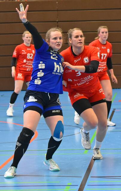 Permanentes Duell des Matches zwischen Kreisläuferin Lynn Schneider (22) vom BSV und Sina Michels (3) von den Kurpfalz Bärinnen. Sina Michels war nach langer Verletzungspause zum ersten Mal wieder im Kader und auf der Platte. Starkes Comeback im rechten Rückraum. 3 Treffer.
FotoArchiv Merkel+Merkel