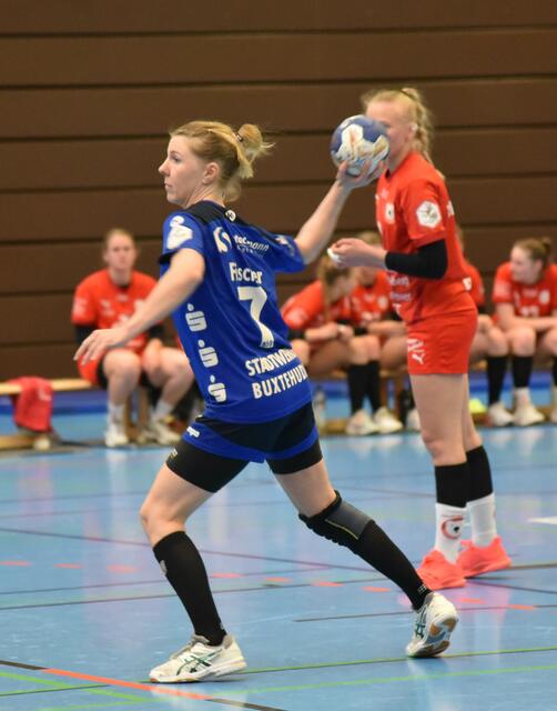 Ex-Nationalspielerin Lone Fischer, die nach ihrer Meniskusoperation zum zweiten Male wieder im Kader stand, und wie gewohnt die Siebenmeter übernahm.
4 von 5 verwandelte sie.
Das Spiel in Ketsch war ihr 292. Bundesliga-Spiel. Sie ist jetzt alleinige Rekordspielerin des BSV.
FotoArchiv Merkel+Merkel