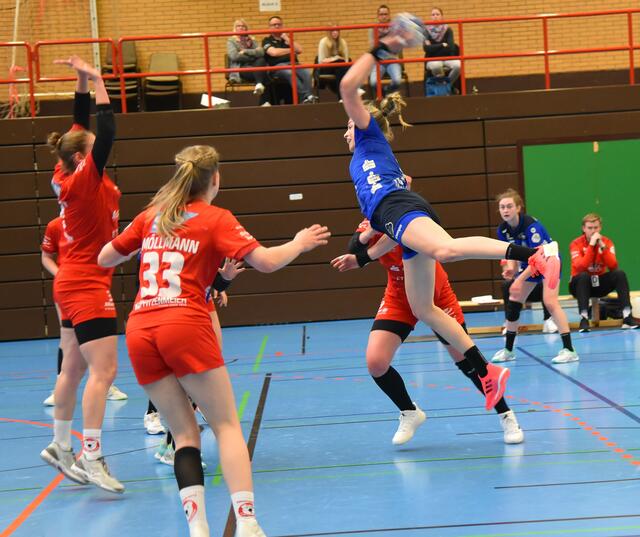 Isabelle Dölle mit einem couragierten Flugwurf - Engagement in der zweiten Hälfte des Spieles. Erzielte 5 Treffer. 
FotoArchiv Merkel+Merkel