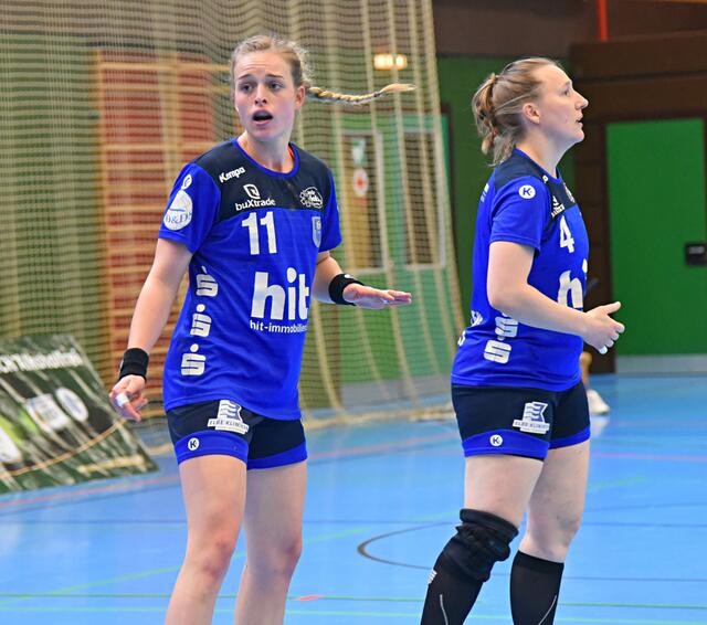 Isabelle Dölle (22 Jahre/RR), die stark in der Defense arbeitete und halbrechts 5 Treffer erzielte. Im Focus des Bundestrainers. Rechts Johanna Heldmann.
FotoArchiv Merkel+Merkel