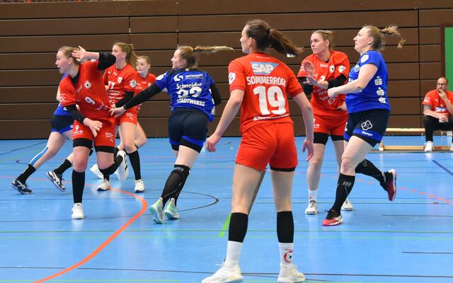 Kreisläuferin Lynn Schneider (22) vom BSV, die die verletzte Lisa Antl vertrat, und Lena Feiniler (9) im und am Kreis...
FotoArchiv Merkel+Merkel