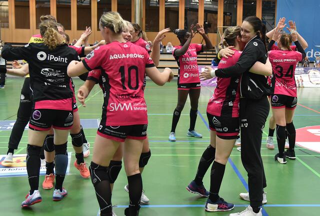 Die Freude der Siegerinnen aus Metzingen, die wichtige zwei Punkte mit nach Metzingen nehmen und deren Europa-Pokal-Qualifikation mit jetzt 40:16-Punkten wohl sicher sein dürfte, da die NSU auf dem sechsten Platz schon 19 Minuspunkte aufweist und noch drei schwere Auswärtsspiele (THC, Flames,Borussia) zu absolvieren hat. Und das mit nur noch 8 Feldspielerinnen.
FotoArchiv Merkel+Merkel