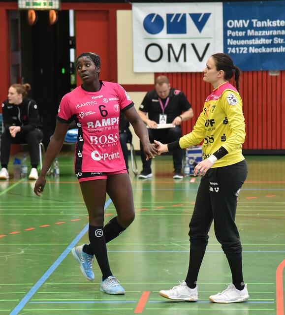 Laetitia Quist (RR) und Torhüterin Nicole Roth beglückwünschen sich zu einem weiteren Treffer der Tussies in der zweiten Halbzeit.
FotoArchiv Merkel+Merkel