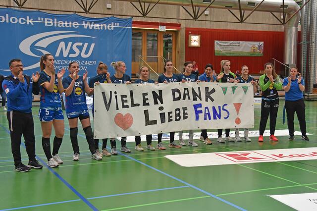 Der Dank der Blue Ladies für die Unterstützung in einer erfolgreichen Saison, in einer schwierigen Saison (Corona), meist ohne die "Blaue Wand". Nach dem 30. Spieltag wird die beste Platzierung seit dem Aufstieg in die erste Liga realisiert sein. Höchstwahrscheinlich der sechste Platz. Ohne die Verletzungen von Joanna Rode, Carmen Moser und Nathalie Hendrikse wäre vielleicht sogar noch der internationale Platz möglich gewesen. Trotz alledem ein tolles Jahr, leider überwiegend ohne Zuschauer und die BLAUE WAND...
FotoArchiv Merkel+Merkel