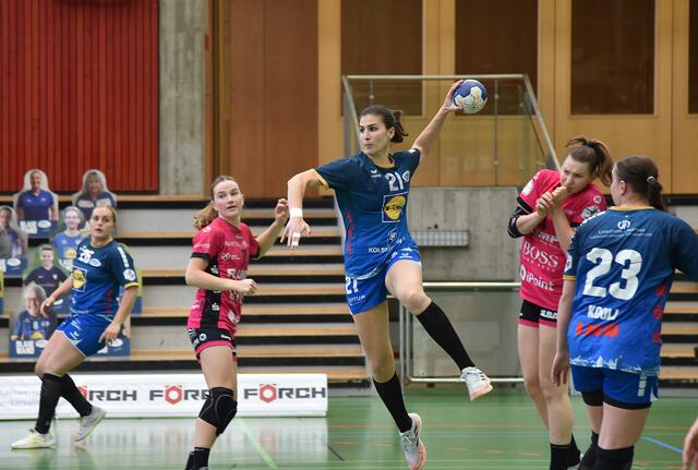 Irene Espinola Perez, die zunächst Probleme hatte, ins Spiel zu kommen, dann aber in der zweiten Hälfte ihre Stärke, den Wurf aus dem Rückraum, immer wieder erfolgreich einsetzen konnte. 
FotoArchiv Merkel+Merkel