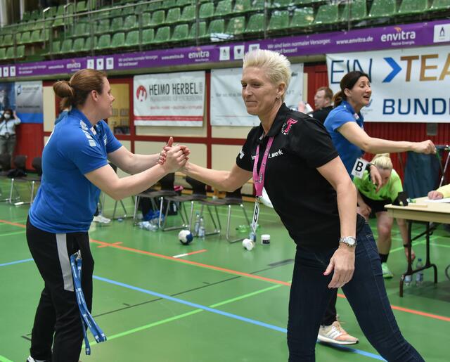 Trainerassistentin Maike Daniels (NSU) und die Trainerin der Pink Ladies Edina Rott beim Shake Hands nach dem Match, im Background Tanja Logvin.
FotoArchiv Merkel+Merkel