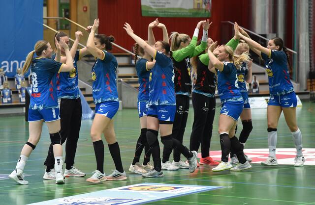 Die NSU-Girls klatschen sich ab und Mut zu vor der schweren Aufgabe gegen den Tabellenvierten.
FotoArchiv Merkel+Merkel