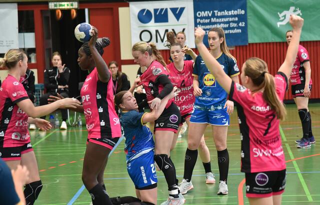 Jill Kooij (NSU) auf den Knien und Laetitia Quist (RR) mit dem Ball in den Händen. Wieder ein Angriff der NSU in der zweiten Hälfte, der erfolglos blieb.
FotoArchiv Merkel+Merkel