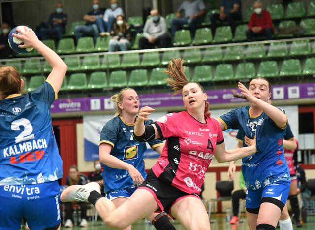 Katarina Pandza (TuS Metzingen) kommt nicht in den Genuss des Balles, die NSU-Defensive hat sich den Ball erobert. Lynn Knippenborg und Jill Kooij brauchen nicht mehr einzugreifen, Selina Kalmbach hat den Ball.
FotoArchiv Merkel+Merkel