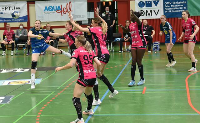 Die Schweizer Nationalspielerin Chantal Wick in ihrem letzten Heimspiel in der Ballei-Sporthalle von Neckarsulm.
Wurde auf halblinks und zentral eingesetzt und machte ihre Sache gut. 6 Treffer. Good luck beim neuen Verein, der noch nicht feststeht.
FotoArchiv Merkel+Merkel