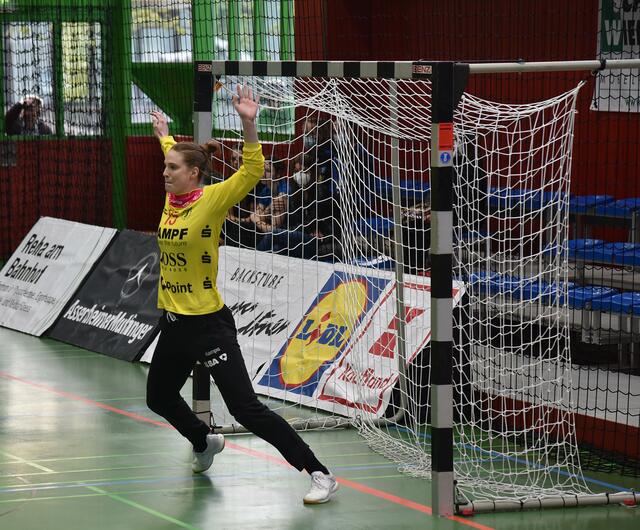 Madita Kohorst ( Metzingen) hier bei einem Siebenmeter.
Wechselt nächste Saison zum Deutschen Meister Borussia Dortmund und wird dort mit Yara ten Holte das Torhüterinnen-Duo bilden. Und Champions-League spielen.
FotoArchiv Merkel+Merkel
