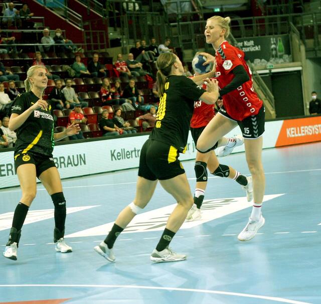 Ex-Nationalspielerin und Ex-Kapitänin der DHB-Auswahl Kim Naidzinavicius, die am Samstag gegen Metzingen die Innenverteidigung mit Luisa Schulze bzw. Danick Snelder bilden wird. Zuständig für die Siebenmeter und einfache Treffer aus dem Rückraum.
Hier in einer Szene vom legendären 30.Oktober 2020 in der Ludwigsburger MHP-Arena versus Borussia Dortmund (22:28).
FotoArchiv Merkel+Merkel