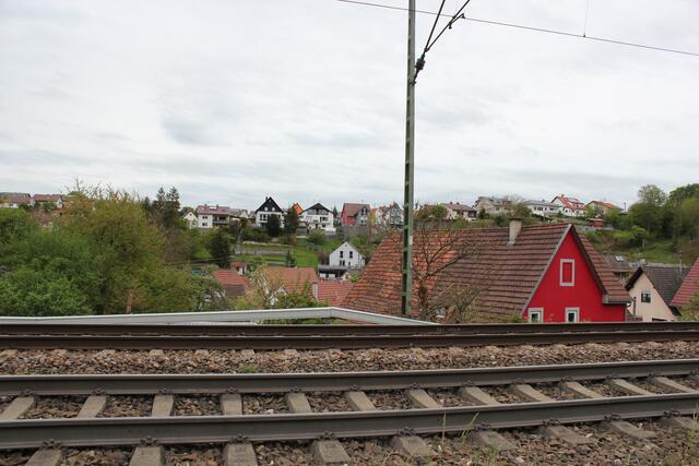 Eine zwei Meter hohe Schallschutzwand würde in etwa bis zur zweiten Sprossen über der weißen Markierung am Oberleitungsmasten reichen.  | Foto: bea