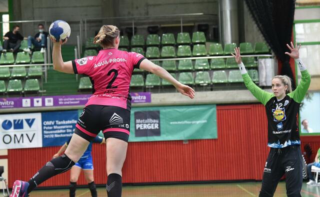 Marlene Zapf, Rechtsaußen und Goalgetterin und effiziente Siebenmeterschützin. Auf sie wird es ankommen, wenn den Tussies aus Metzingen versus die SG BBM Bietigheim im Halbfinale am Samstag eine Überraschung gelingen soll. 10 Treffer (3 Siebenmeter) gelangen ihr letztes Wochenende in der Neckarsulmer Ballei.
FotoArchiv Merkel+Merkel