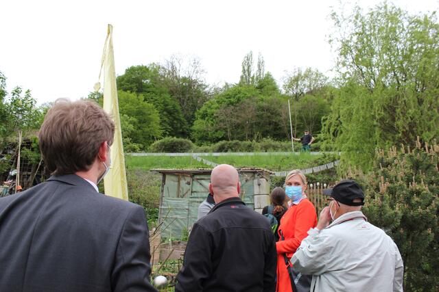 Im Garten von Anwohnern: So hoch wäre eine drei Meter hohe Schallschutzwand. | Foto: bea