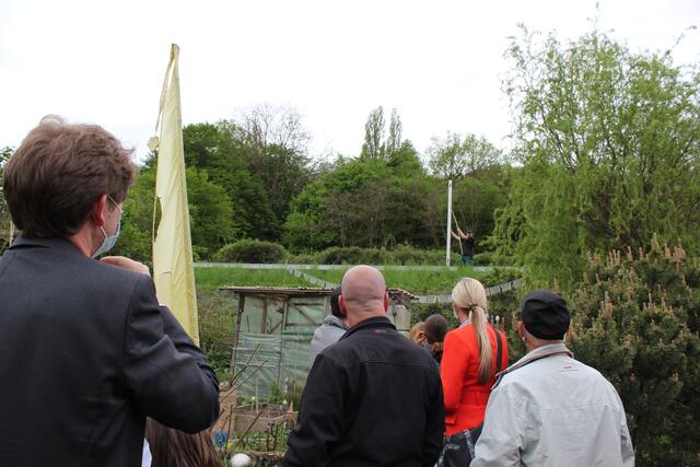 Im Garten von Anwohnern: So hoch wäre eine zwei Meter hohe Schallschutzwand. | Foto: bea