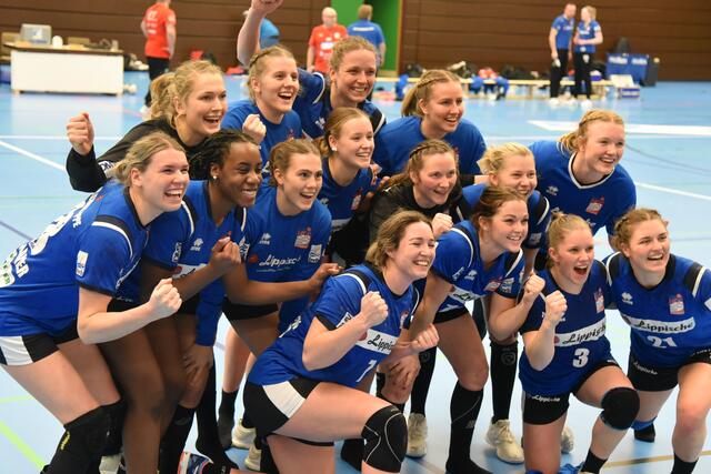 Siegerfoto der HSG Blomberg-Lippe nach dem Sieg gegen Ketsch in der Neurotthalle. So könnte das aussehen nach einem Sieg versus Rosengarten im Halbfinale am Samstag (15.Mai 21) so gegen 14 Uhr.
FotoArchiv Merkel+Merkel
