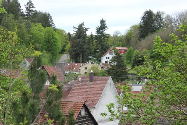 Blick vom Kirchplatz auf die Bahnlinie.  | Foto: bea