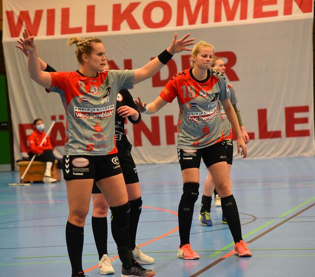 Die Handball-Luchse Marleen Kadenbach (RL) und Jessica Oldenburg (RL) (von links), die auf die Sensation gegen Blomberg-Lippe und den Einzug ins Final4 hoffen...
Szene aus dem Vorrunden-Match der Saison 20/21 gegen Ketsch in der Neurotthalle.
FotoArchiv Merkel+Merkel