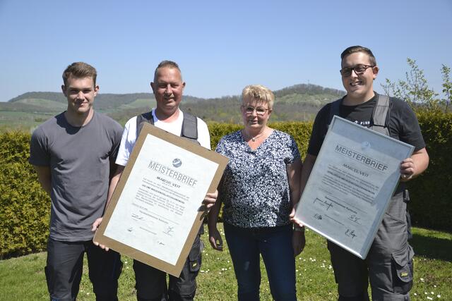 Carmen Veit, die gute Seele des Betriebs, hält alle Fäden zusammen und unterstützt „ihre“ Männer tatkräftig im Hintergrund und mit den zwei Meis-tern im Betrieb – Marcus und Marcel Veit – ist die Veit GmbH bestens für die Zukunft gerüstet. | Foto: hk