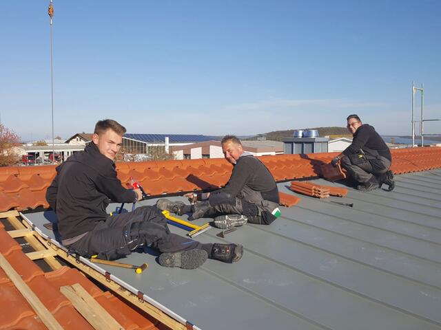 Der Chef des Unternehmens Marcus Veit (Mitte) hat den Handwerks-gedanken längst an die beiden Söhne Marvin (links) und Marcel wei-tergegeben, die ihrem Vater auf Baustellen tatkräftig zur Seite stehen. | Foto: hk