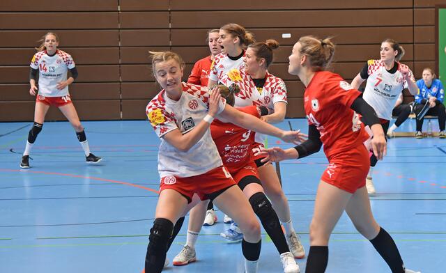 Szene aus der ersten Halbzeit. Im Vordergrund Rechtsaußen Carina Gangel (Mainz 05) und Lea Marmodee (Ketsch).
FotoArchiv Merkel+Merkel