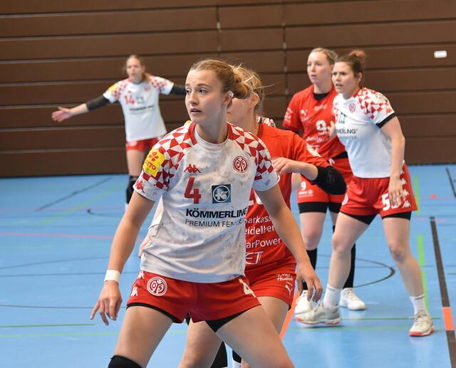 Carina Gangel (Nr.4), die die Rechtsaußenposition einnahm und sich mit Franziska Fischer abwechselte.Scheiterte in der 57.Minute am Pfosten.
FotoArchiv Merkel+Merkel