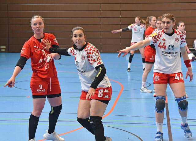 Kreisläuferin Lena Feiniler (Nr.9) zeigt an, wo sie den Ball gerne hinhaben möchte.
Sophia Michailidis (Nr.8) von Mainz 05 will das verhindern. Rechts Tina Kolundzic (44). Szene aus der starken ersten Halbzeit der Mainzerinnen.
FotoArchiv Merkel+Merkel