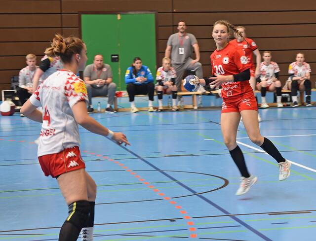 Lea Marmodee (Nr.20) als Ballverteilerin in der zweiten Hälfte der ersten Halbzeit. Löste die scheidende Samira Brand (VfL Waiblingen) in der Spielmacherrolle ab. Im Vordergrund Carina Gangel (RA/Nr.4) von Mainz 05.
FotoArchiv Merkel+Merkel