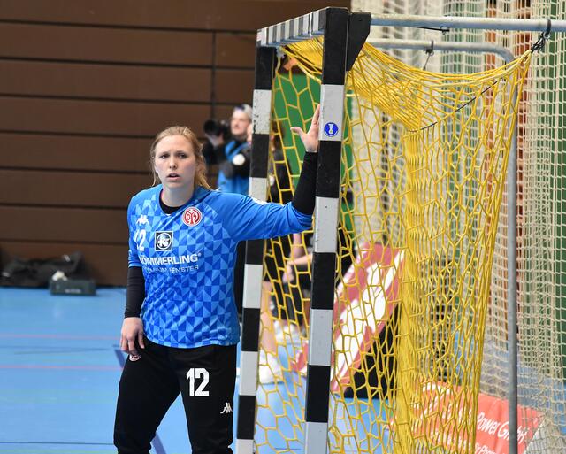 Kristin Schäfer (12) von Mainz 05, die Ellen Janssen in der zweiten Halbzeit im Tor ablöste. Konnte die Ketscher Torlawine nicht entscheidend abwehren.
FotoArchiv Merkel+Merkel