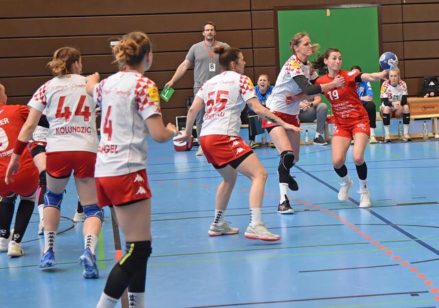 Die Ketscher Außenstürmerin Sophia Sommerrock (19/ ganz rechts) passt von Linskaußen Sophie Hartstock bedrängt nach links. Drehte in der zweiten Halbzeit über rechts vor allem mit vier Treffern in der Crunchtime ganz stark auf und war mitentscheidend für den knappen Erfolg der Kurpfalz Bären.
FotoArchiv Merkel+Merkel