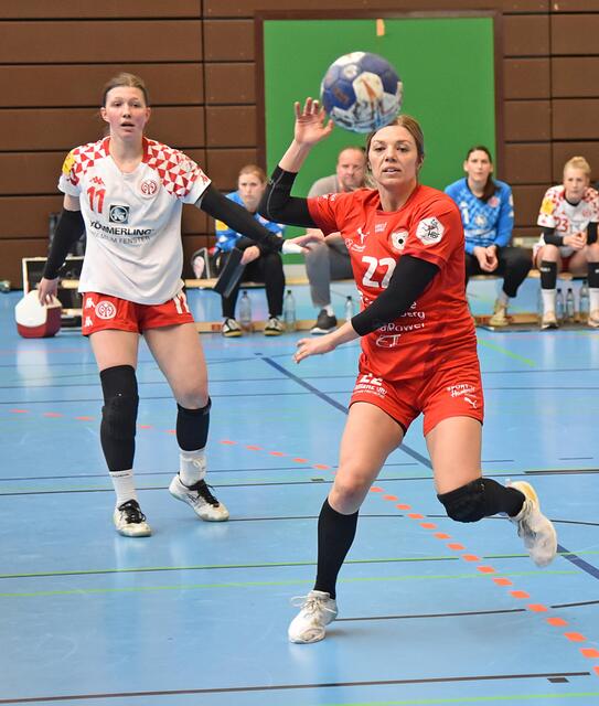Saskia Fackel (Nr.27/RR), die sich mit einem Sieg aus Ketsch verabschiedete. Sie wechselt nach Bensheim zu den Flames, bleibt also der Ersten Liga erhalten. Im Background Annika Hampel (Nr.11), die das Spiel der Mainzerinnen in der ersten Halbzeit dirigierte. Wechselt im Sommer zu den Vipern.
FotoArchiv Merkel+Merkel
