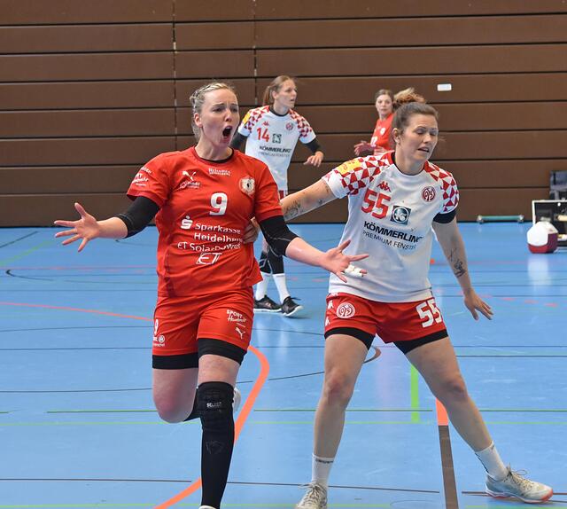 Die Ketscher Kreisläuferin Lena Feiniler (9), die in der ersten Hälfte vehement den Ball fordert, bewacht von Annika Hermenau (Nr.55), die auf Grund der Verletzungsmisere vor einigen Wochen von den Meenzer Dynamites reaktiviert wurde.
FotoArchiv Merkel+Merkel