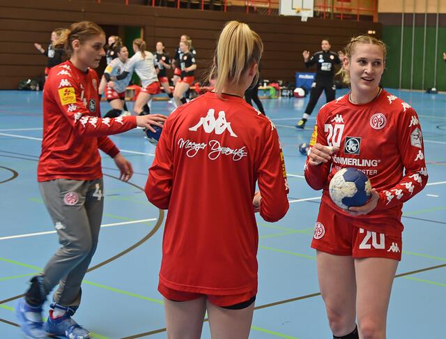 Siebenmeter-Spezialistin Julie Jacobs (Nr.20) von den Meenzer Dynamites (Mainz 05) vor dem Match gegen die Ketscher Kurpfalz Bären in der Neurotthalle. Sie verwandelte später 6 von 7 Siebenmetern.
FotoArchiv Merkel+Merkel