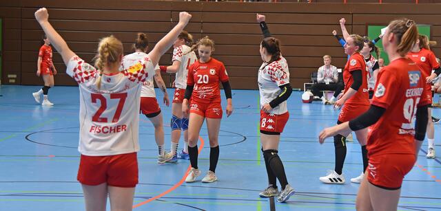 Wieder konnte in der ersten Halbzeit ein Angriff der Kurpfalz Bärinnen entschärft werden, was die Mainzerinnen gebührend feiern. 
FotoArchiv Merkel+Merkel