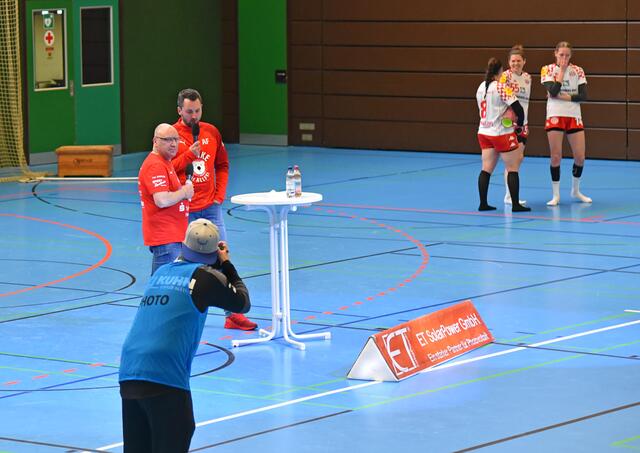 Der ehrenamtliche Geschäftsführer Armin Wagner mit Trainer und Geschäftsführer Adrian Fuladdjusch im Pressetalk nach dem Match.
FotoArchiv Merkel+Merkel