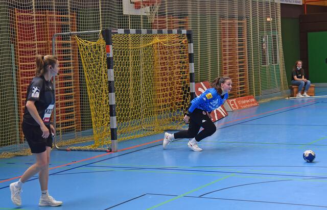 Die niederländische Torfrau Ellen Janssen, die ihr Gehäuse die ersten 15 Minuten sauber halten konnte. Auch hier hat sie einen Wurf abgewehrt...
FotoArchiv Merkel+Merkel