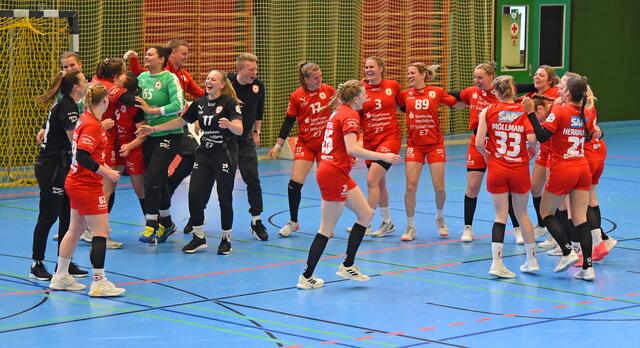 Freude und Siegesjubel der Ketscherinnen in der Neurotthalle nach einer großartigen kämpferischen Leistung in der zweiten Hälfte. Dritter Sieg (19/20 vs. Bad Wildungen, 20/21 vs. Frisch Auf Göppingen und Mainz 05) in den zwei Abenteuerjahren Bundesliga.
Nächste Saison warten der VfL Waiblingen, der SV Werder Bremen, auch wieder Mainz 05, die ja mit in die Zweite Liga gehen, wie auch Frisch Auf Göppingen, Nord Harrislee und und und...
FotoArchiv Merkel+Merkel