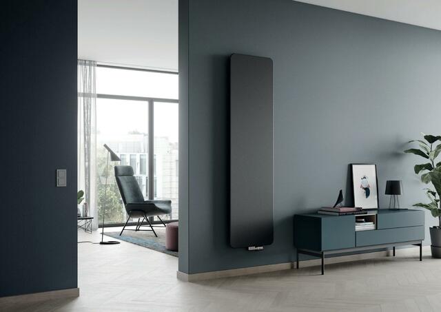 Schwarz in den Einrichtungsstil zu integrieren ist elegant und kommt nie aus der Mode. Durch schwarze Wände oder Böden können Räume aber leicht klein und düster wirken. Deshalb lieber gezielt schwarze Highlights setzen, zum Beispiel mit dem Heizkörper. Fineo Plan beschränkt sich auf das Wesentliche und bringt das edle Schwarz flächig und elegant in den Raum – passend für jede Inneneinrichtung. Foto: Kermi GmbH/akz-o