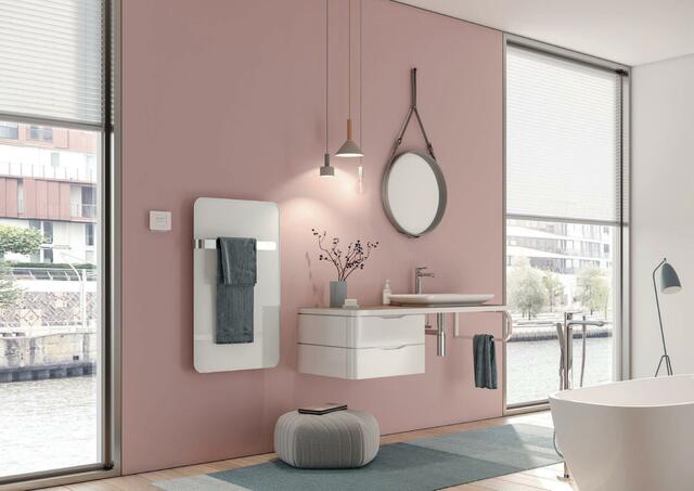 Wenn kurzfristig (mehr) Wärme benötigt wird – etwa für die Dusche am Morgen oder in seltener genutzten Räumen: Elveo vereint modernstes Design mit praktischem Elektrobetrieb und schneller, wohltuender Infrarotwärme. Diese wirkt ähnlich der Sonnenstrahlung direkt auf angestrahlte Flächen sowie den menschlichen Körper und wird als besonders angenehm empfunden. In Weiß, Schwarz oder mit Spiegelfront erhältlich. Foto: Kermi GmbH/akz-o