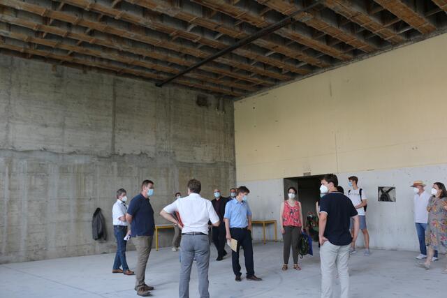 Die beiden unteren Stockwerke, hier die Gymnastikhalle, wurden wieder in Rohbauzustand versetzt. 