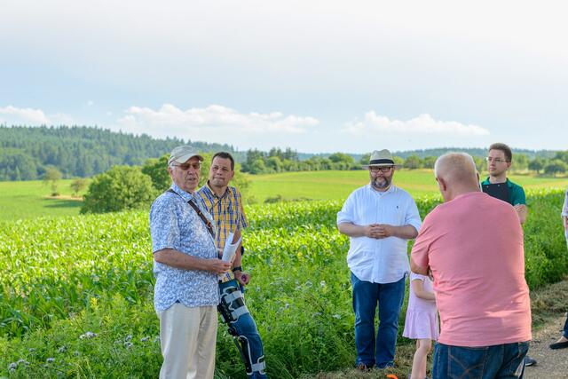 Gunter Lange, Aaron Treut, Christian Jung sowie der Vorsitzende des FDP-Ortsverbandes, Kai Brumm (von links), vor dem Naherholungsgebiet Rechberg.  | Foto: Wolfgang Vogt